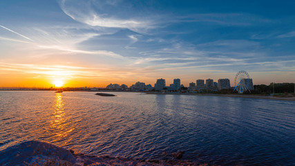 Coucher de soleil sur La Grande Motte, Hérault, France.	