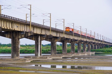 県境に掛かる鉄橋を渡る列車