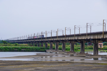 県境に掛かる鉄橋を渡る列車