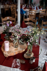 Rustikale Tisch Dekoration in Bordeaux und mit Holz