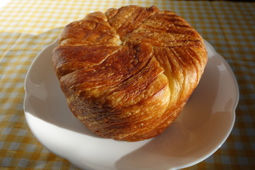 白い皿の上のミルクデニッシュ