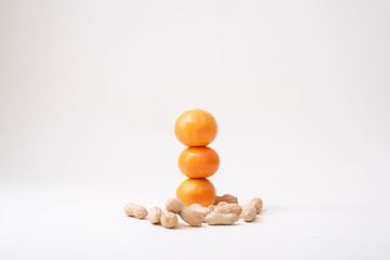 Mandarinen Turm mit Erdnüssen