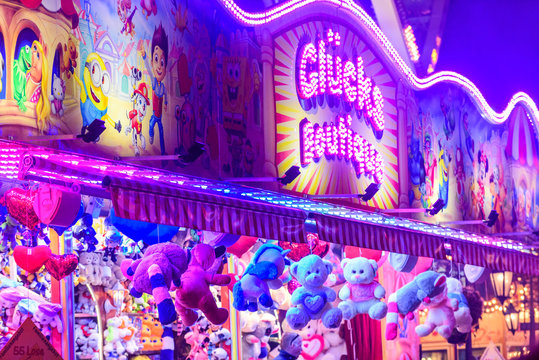 bunte Losbude auf dem Jahrmarkt