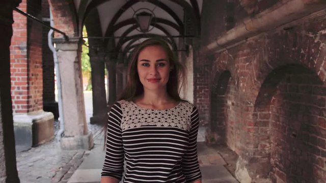 Junge Frau in L&uuml;becks Altstadt