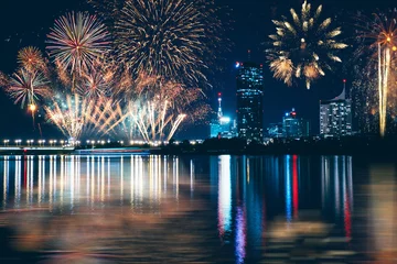 Zelfklevend Fotobehang Zakenwijk van Wenen met wolkenkrabbers en vuurwerk. Oudejaarsavond concept. © belyaaa