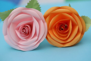 折り紙で作ったピンクとオレンジのバラの花