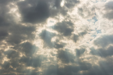 Fototapeta premium 雲間から指す光芒