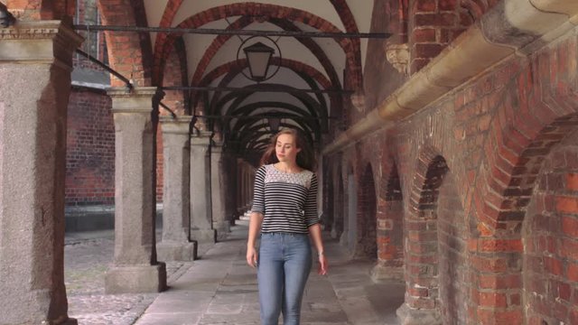 Junge Frau in L&uuml;becks Altstadt