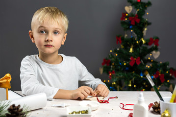 The child makes a Christmas decoration