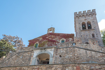 Fototapeta na wymiar Kirche in Castagnetto Carducci, Toskana, Propositura di San Lorenzo