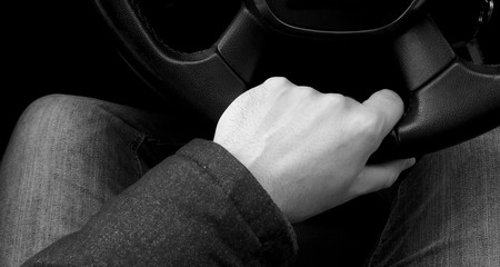 Guidare l'auto - mani sul volante