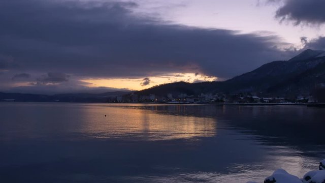 夕日と湖の雪景色