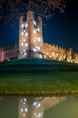 Mura del castello antico, con luci di Natale