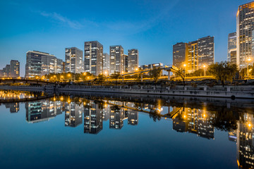 Obraz premium Business district office buildings and water reflection in Beijing at night