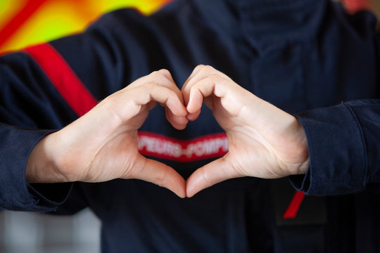 Main qui forme un coeur pour les sapeurs-pompiers