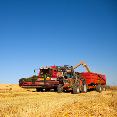 Tracteur dans les champ, paysage de campagne en France.