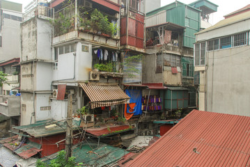  Living in poor houses in Hanoi's Train Street, Vietnam