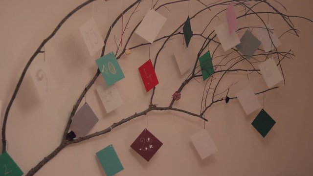 Adventskalender - 24 Umschäge hängen im Baum