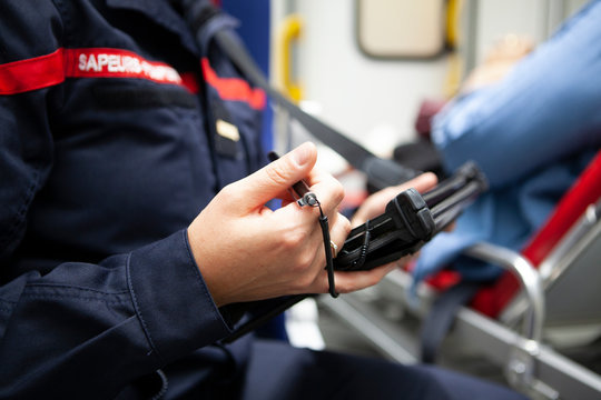 sapeur-pompier qui utilise une tablette