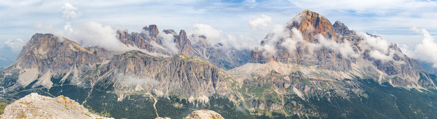 Panorama Dolomitów - góra Lagazuoi i szczyt Tofana di Rozes. Krajobraz południowego Tyrolu. - obrazy, fototapety, plakaty