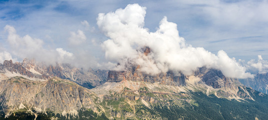 Panorama górska ze szczytem spowitym chmurami. Dolomity - szczyt Tofana i chmury. Krajobrazy włoskich Alp. - obrazy, fototapety, plakaty