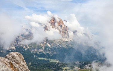 Fototapeta premium Góra za chmurami. Dolomity - szczyt Tofana zasnuty chmurami. Włoskie alpy.