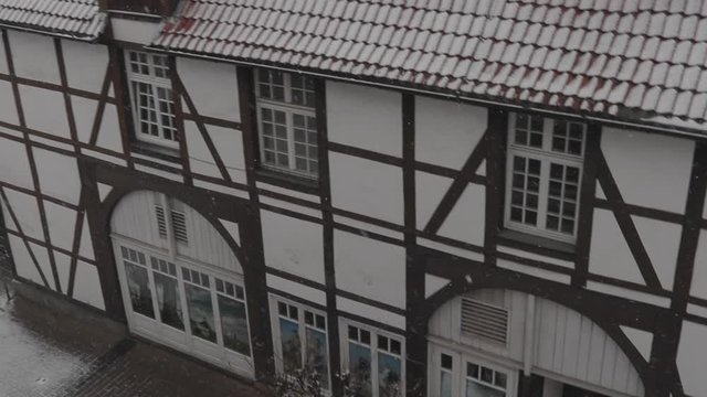 Schneebedecktes Stadtidyll mit Fachwerkh&auml;usern 1
