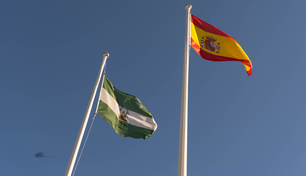 Pintada la bandera de Andalucía ondeando de viento - Foto de archivo  #27727685