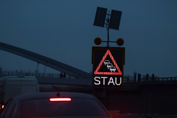 deutsche autobahn stauwarnschild abends