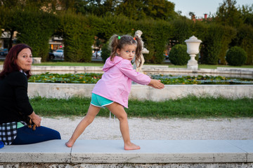 Obraz premium grandmother and granddaughter in the park