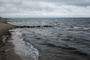 Leerer Strand mit Wellengang und Sturm