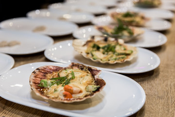 Gratinierte Muschel wird serviert im Restaurant