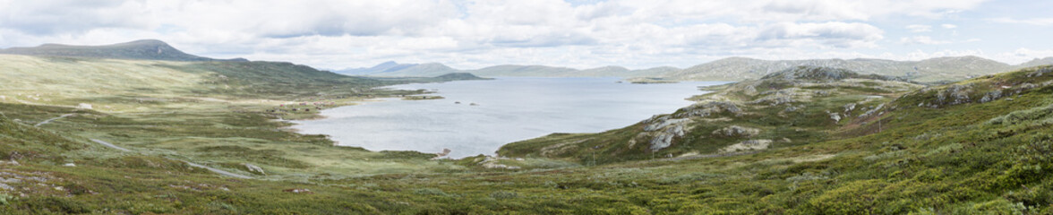 Fototapeta na wymiar Vinstri, See und Landschaft im Jotunheimen-Nationalpark, Norwegen
