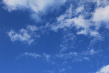 爽やかな青空と白い雲