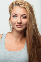 Naklejka premium Close up portrait of young beautiful caucasian woman with sensual and glamor look. Isolated on neutral background. In People, Beauty, positive human expression and emotions concept.