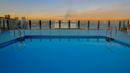 Piscine à débordement à la poupe d'un navire de croisière.