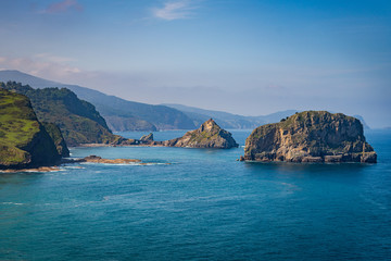 Fototapeta premium Widok na pustelnię Gaztelugatxe na wybrzeżu północnej Hiszpanii, rozsławioną przez Game of Thrones HBO