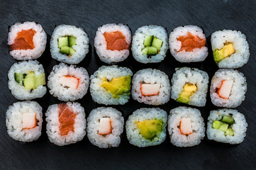 Maki-Sushi auf einer Schieferplatte