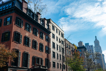 Fototapeta na wymiar Row of Old Buildings and Skyscrapers in Gramercy Park New York