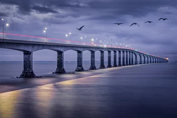 Foto op Aluminium Nachtblauw De Confederation Bridge, Canada& 39 s langste brug die Prince Edward Island verbindt met het vasteland van New Brunswick, Canada.