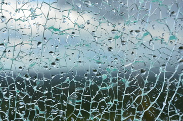 Landschaft durch zerbrochenes Glas