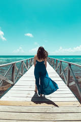 Mujer caminando por el muelle