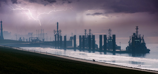 Fototapeta premium Hafen Bremerhaven im Gewitter mit Hund