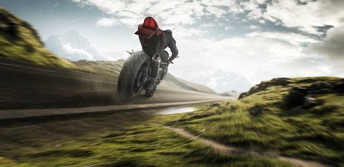 Motorrad fährt auf einem Bergpass