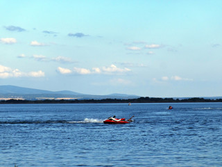 Obraz premium Sports activities on the lake in the recreation center in summer