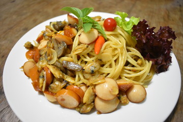 pasta with tomatoes and basil