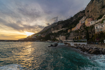 Atardecer en la playa de Amalfi Italia
