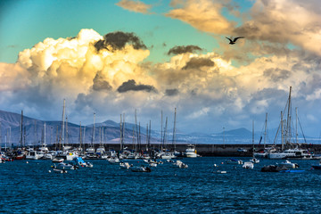 puerto barcos cielo atardecer montañas
