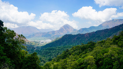 Fototapeta na wymiar Panorama d'une vallée avec des montagnes