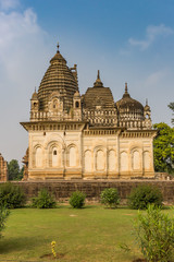 Obraz premium Temple and garden in the historic city Khajuraho, India